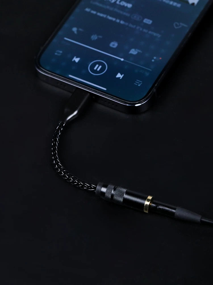 Apple iPhone 13/14-dən iPhone 15 Pro-ya (düz və dəyirmi Lightning konnektoru) Amida qulaqlıq adapteri və iPhone 16/17 Pro Max üçün Huawei Type-C-dən 3.5 mm-ə qədər qulaqlıq adapteri.