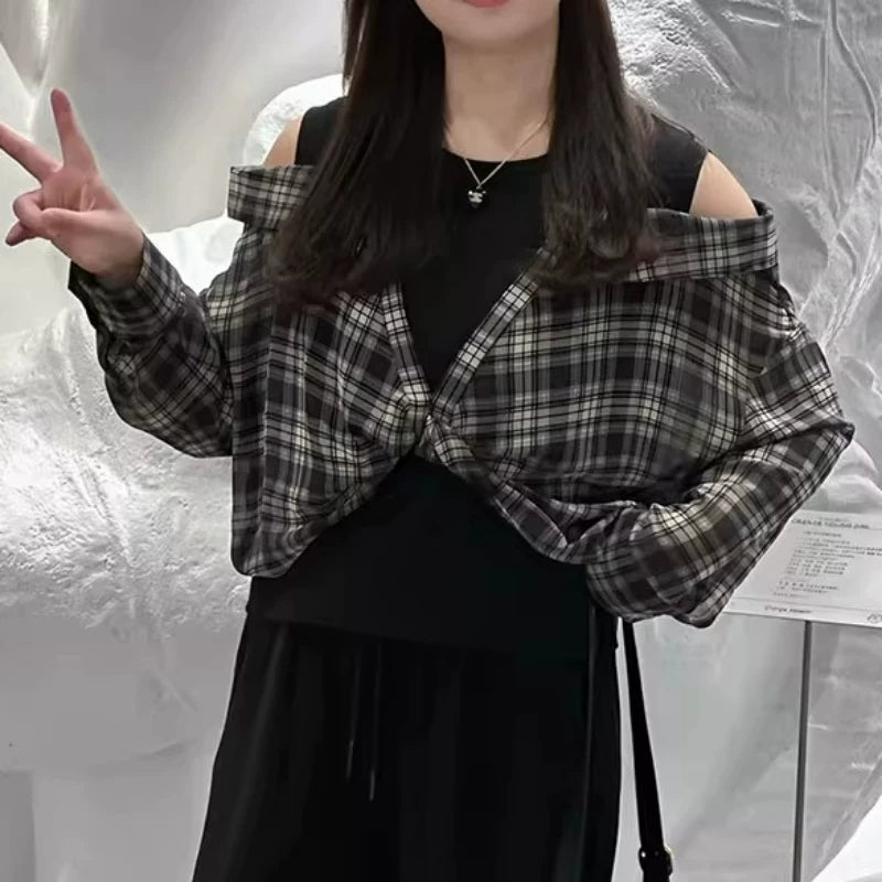 Böyük ölçülü dizayn, süni iki hissəli, çiyinləri açıq dama-dama köynək, böyük ölçülü qadınlar üçün yeni yaz üslubunda, geniş formalı, super arıqladıcı köynək.