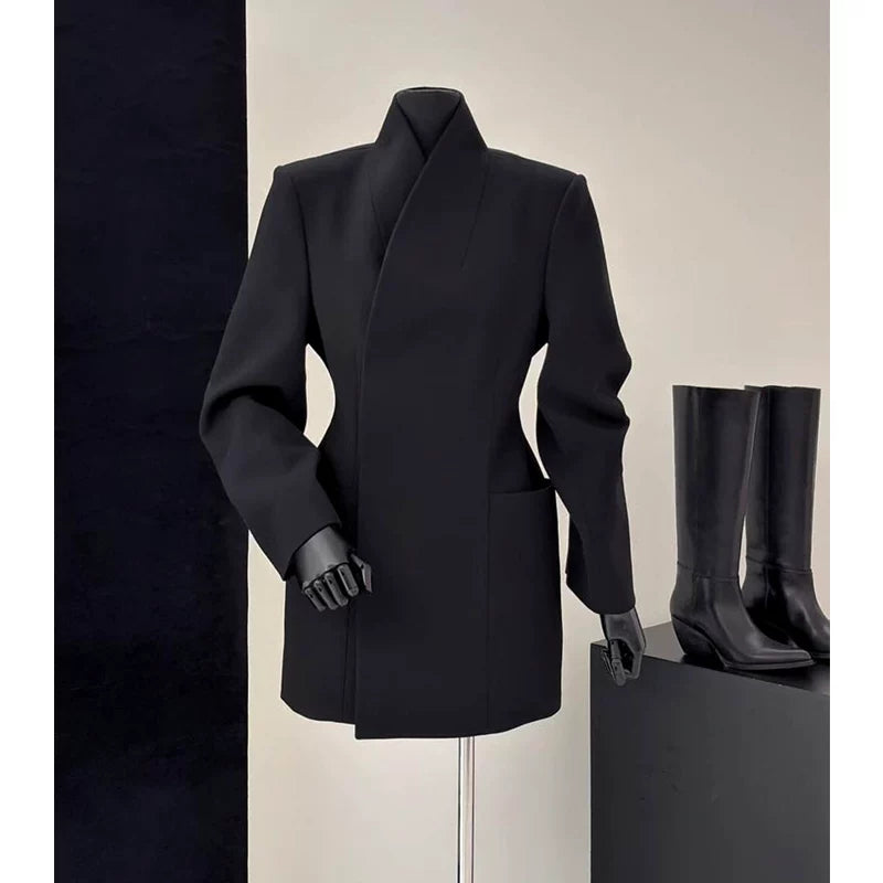 Qışın əvvəlləri üçün Hepburn üslubunda hazırlanmış möhtəşəm qara rəngli dayaq yaxalı blazer, incə bədənli qadınlar və peşəkar səyahətlər üçün idealdır.