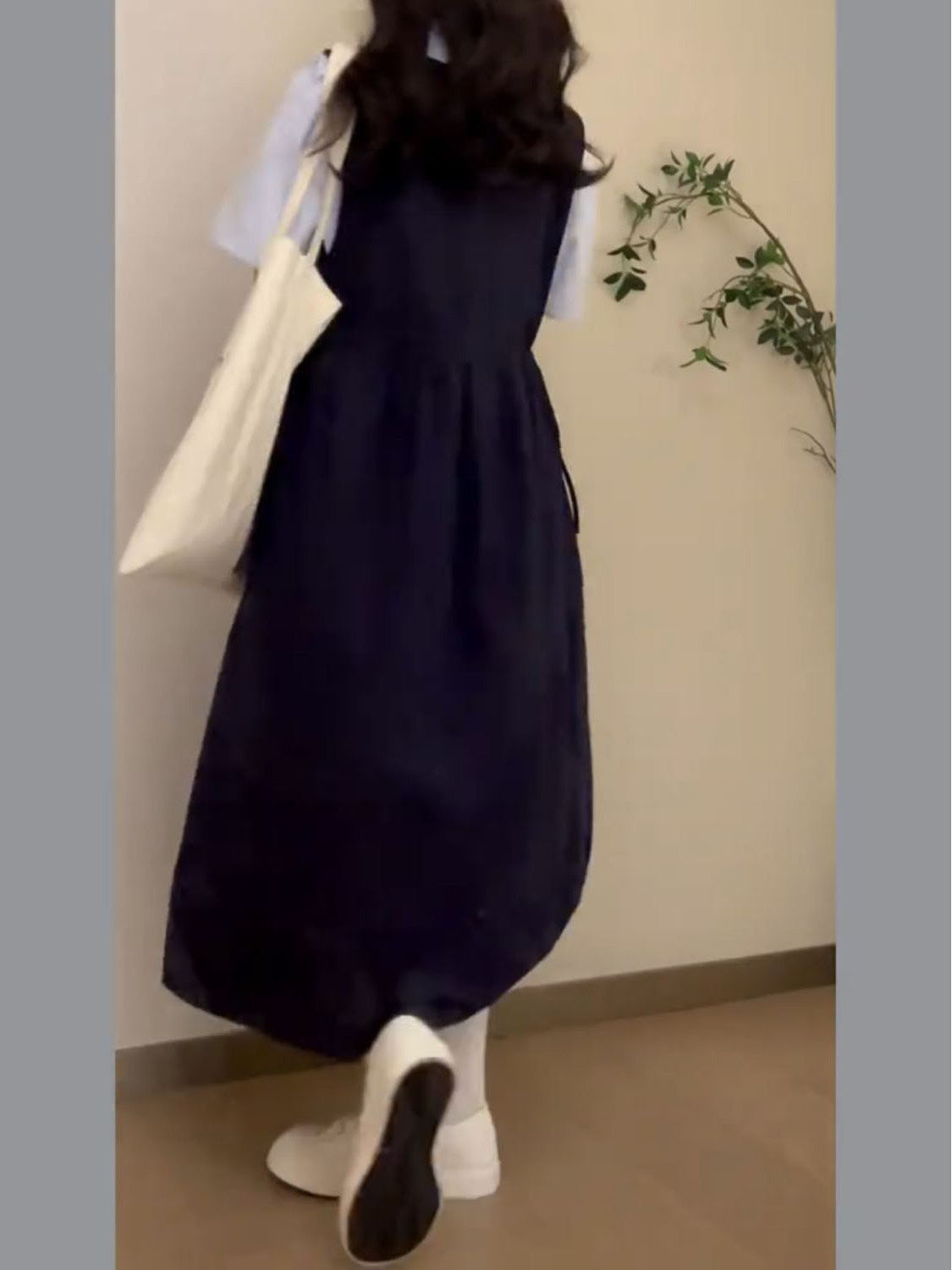 Yay hazırlığı üslubunda, geniş bədən quruluşlu, arıqladıcı kvadrat yaxalı, tünd göy rəngli asma don, qız tələbələr üçün uyğundur, mavi rəngli çoxfunksiyalı köynəklə üst-üstə düşmüşdür.