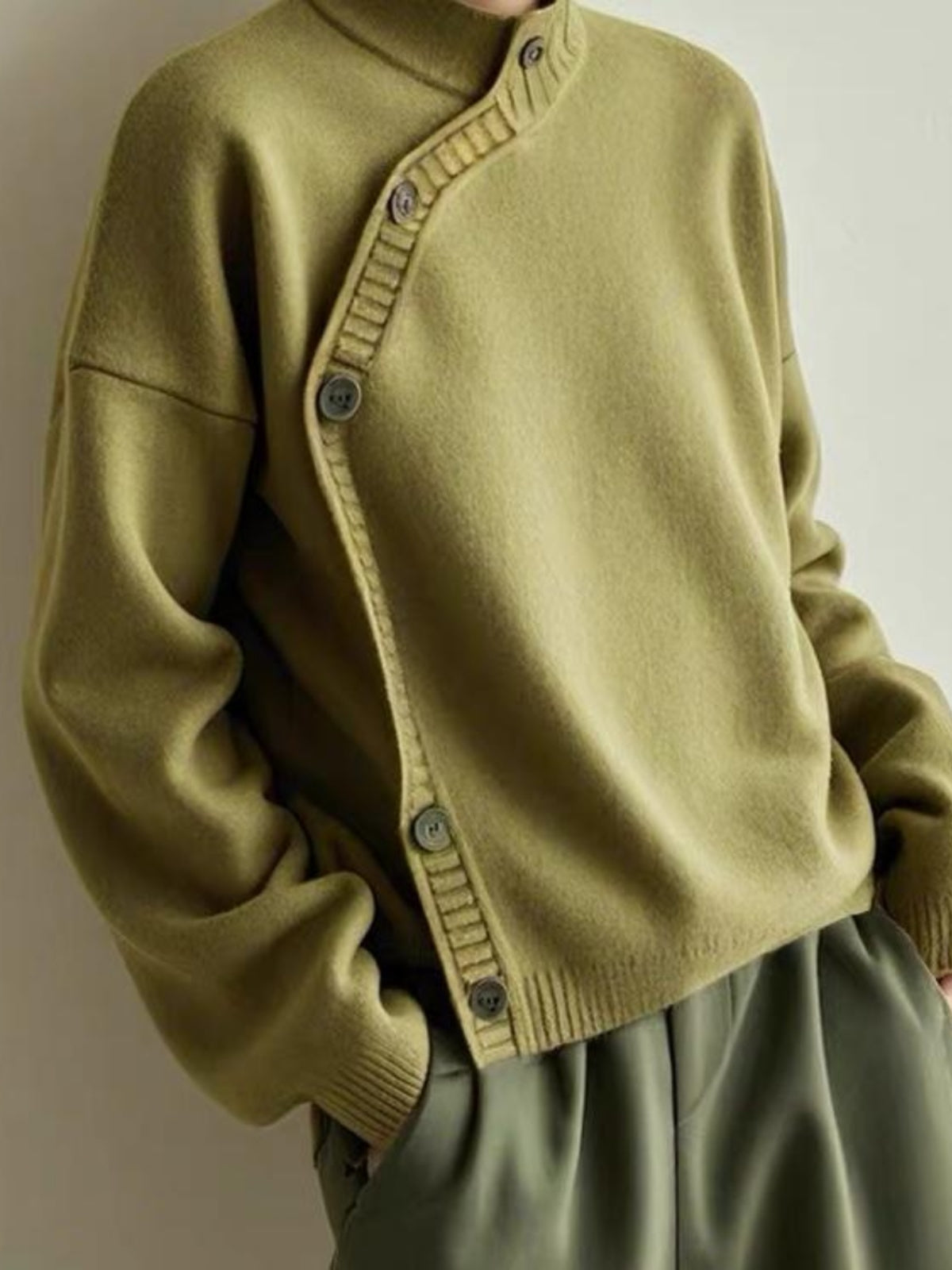 Minimalist dizaynlı, nizamsız naxışlı və Zen üslublu Çin üslublu tünd yaşıl rəngli balıqçı yaxalı sviter. (Payız 2025)