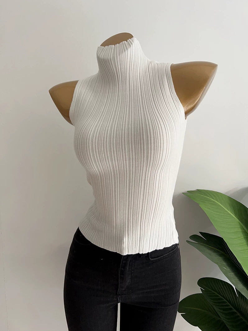 Çox yönlüdür! Bu Koreya üslubunda, şık, hündür yaxalı, qabırğalı qolsuz jilet əsas təbəqənin üzərinə qat-qat geyinmək üçün idealdır.