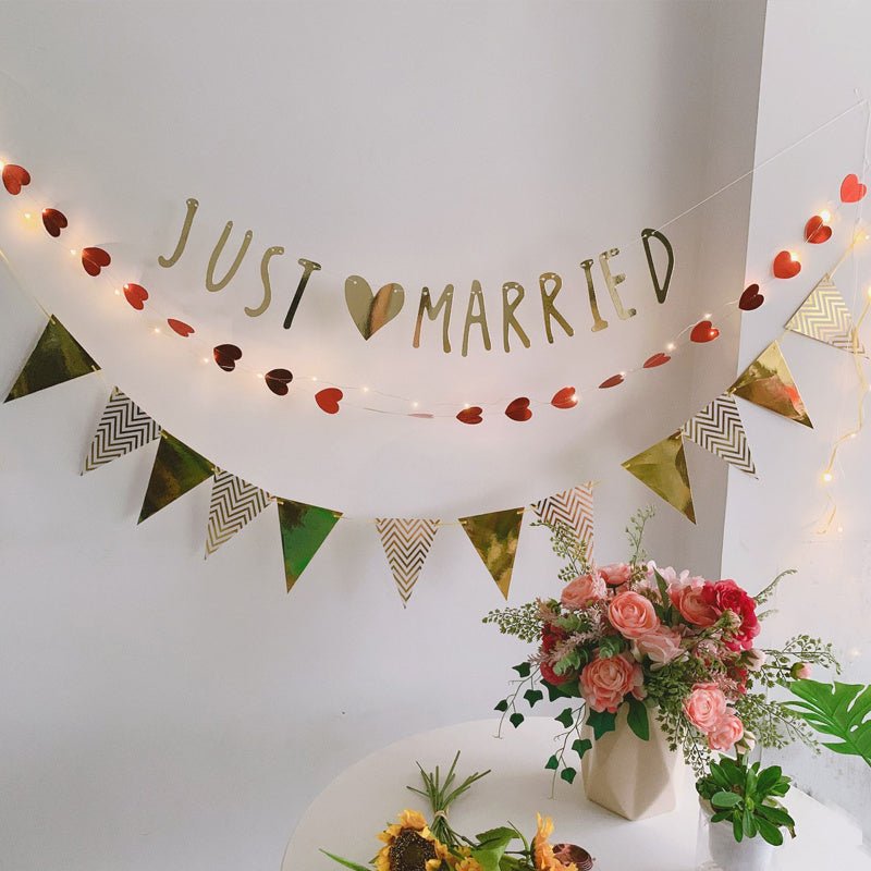 Creative and refreshing wedding room decorations: happy wedding letter banners, wedding decorations, meeting decorations and garlands.