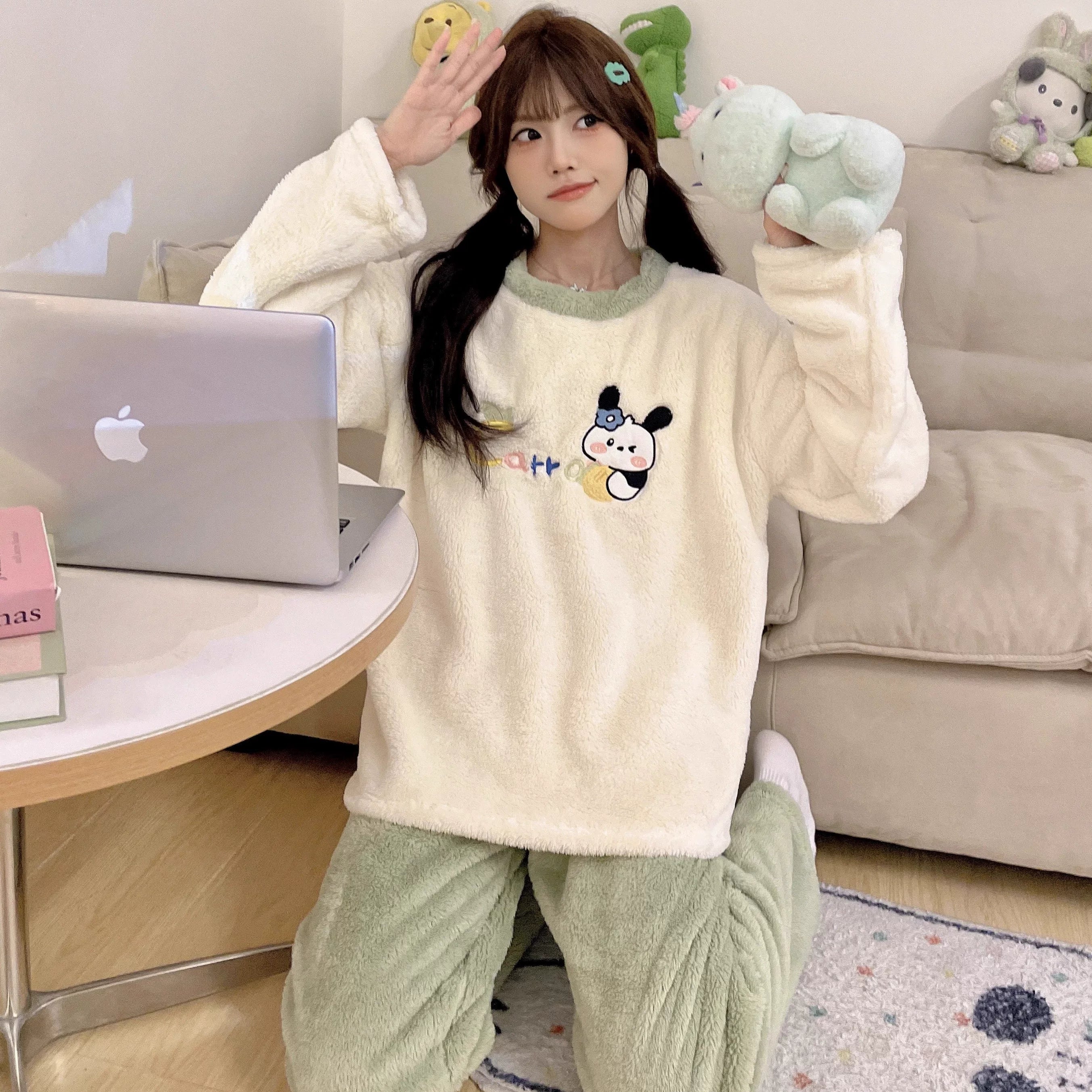 Cizgi filmi boz və qara pişik qış yeni mərcan yunlu pijama qadın yun astarlı və qalınlaşmış tələbə flanel ev geyimi xarici geyimlər