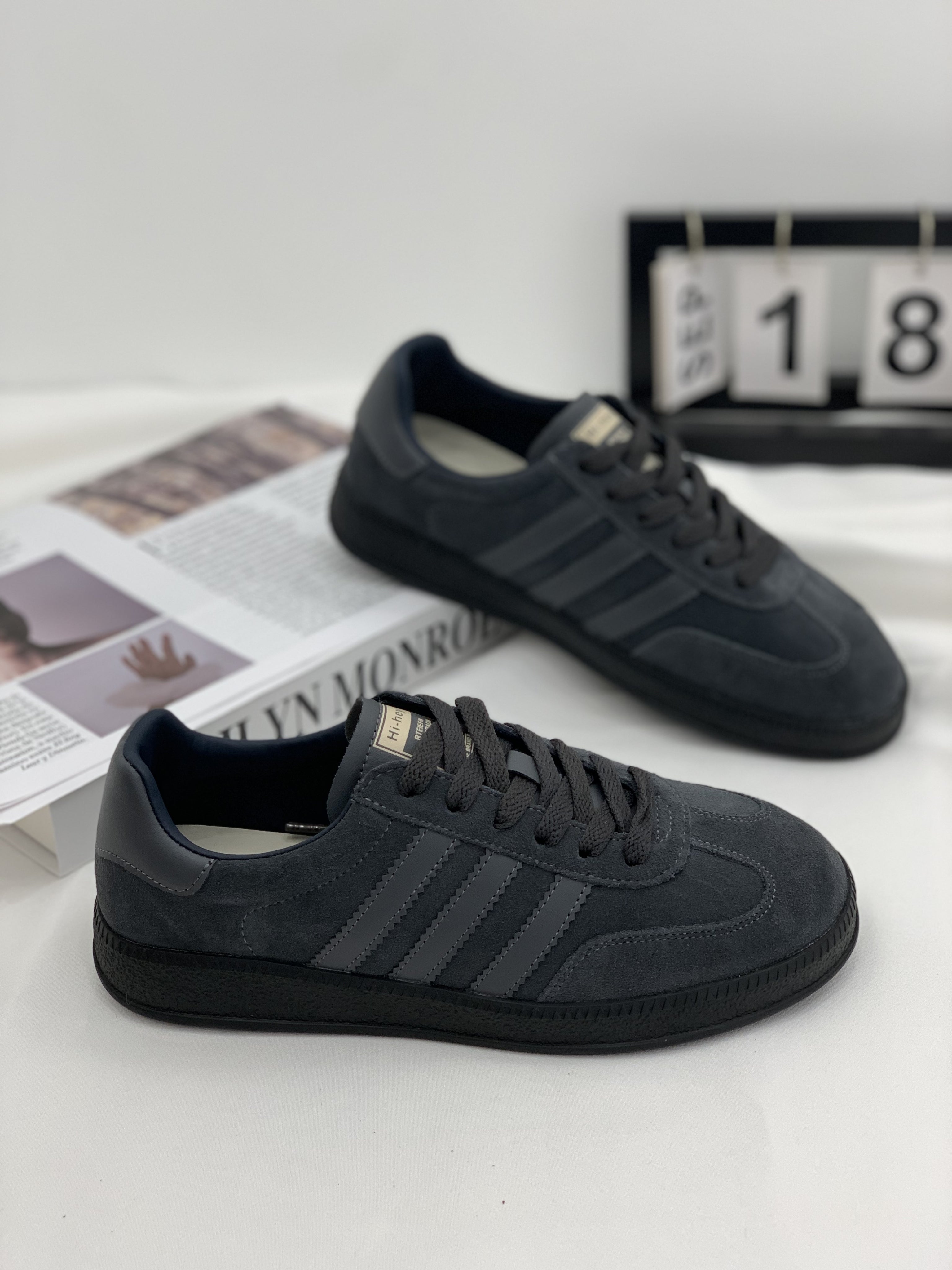 Avropa üslubunda orijinal dəri retro dumanlı boz alman idman ayaqqabıları qadın 2025 payız yeni gəlişi çox yönlü yüngül klassik təsadüfi idman ayaqqabıları