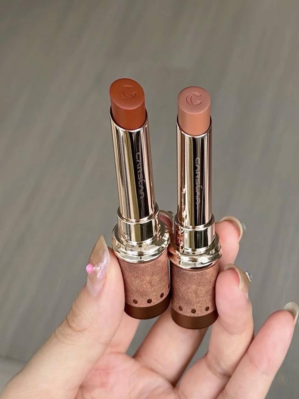 Yeni Carslan məhdud sayda mat öpüş dodaq boyası, leopard naxışlı məhdud sayda 584 çılpaq rəng, dəri tonunu parlaqlaşdırır və uzun müddət qalıcıdır.