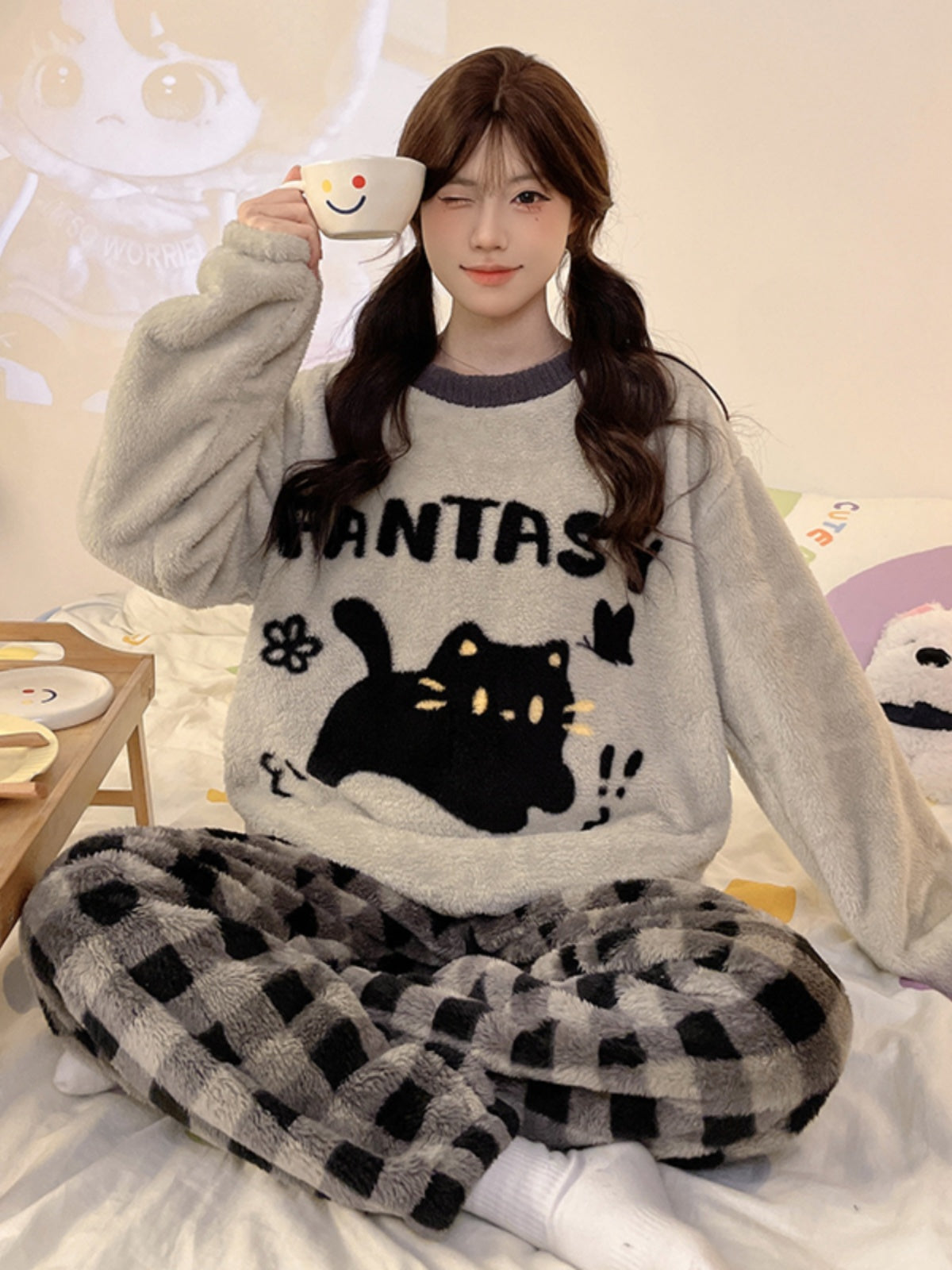 Cizgi filmi boz və qara pişik qış yeni mərcan yunlu pijama qadın yun astarlı və qalınlaşmış tələbə flanel ev geyimi xarici geyimlər