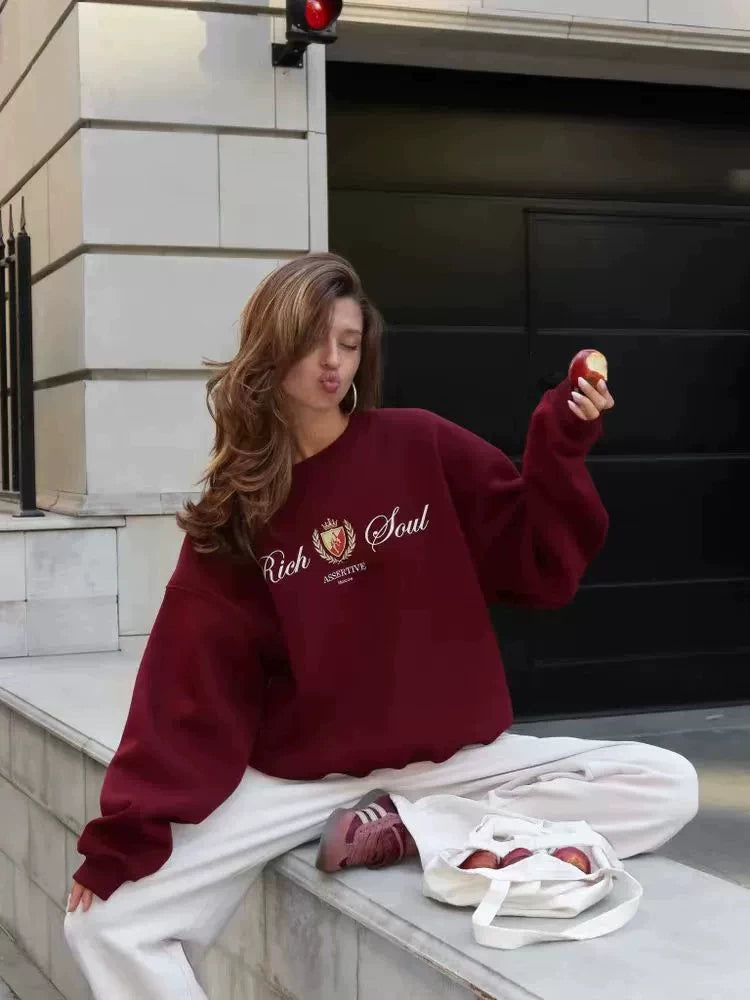 Yeni Avropa və Amerika üslubunda boş oturan, dairəvi yaxalı sviter