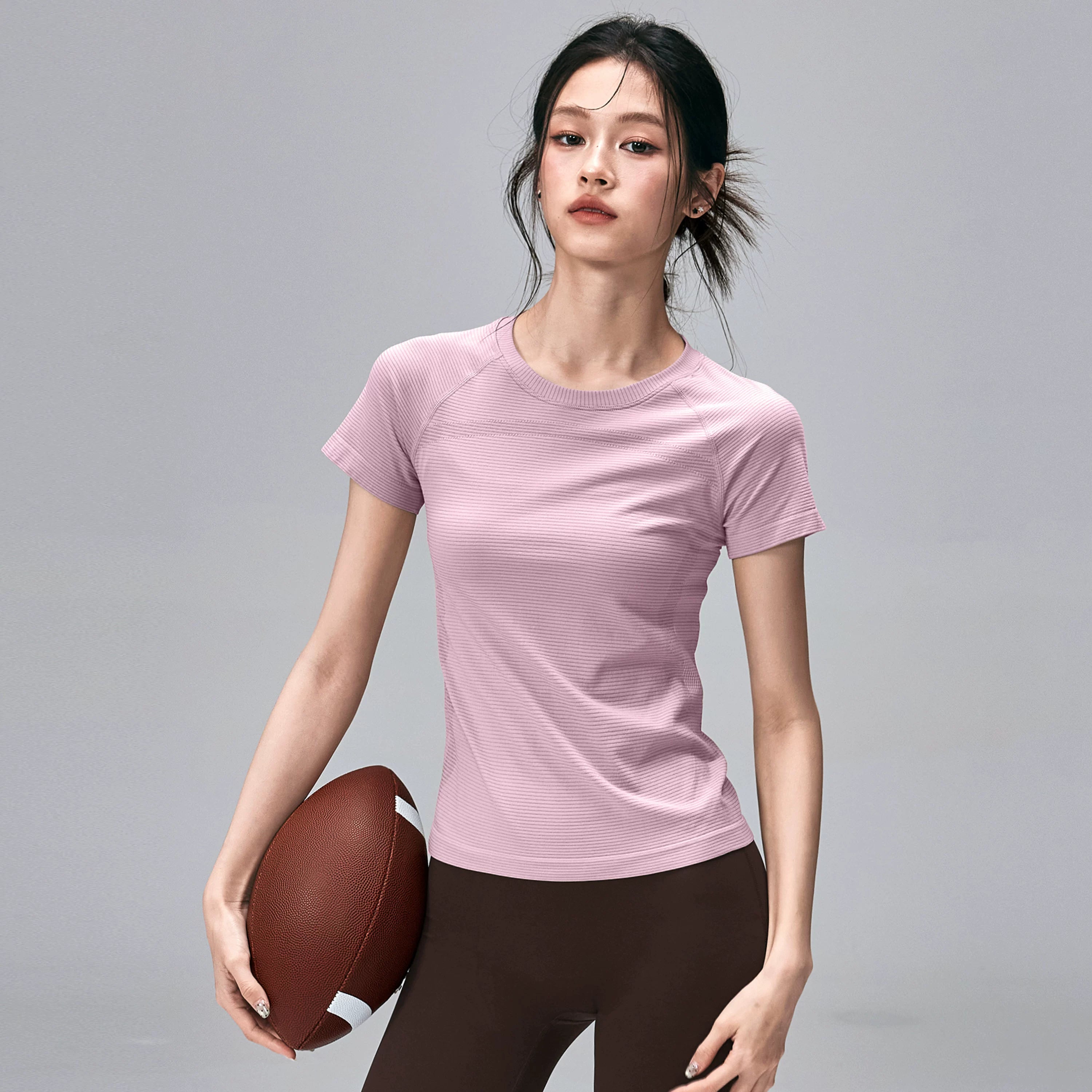Fitnes qız tez quruyan yoqa paltarı qısaqol nazik açıq havada qaçış üçün məşq köynəyi nazik uzanan idman top yay