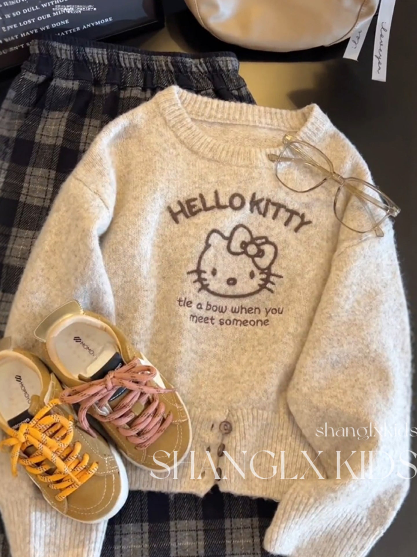 Qızlar üçün super şirin uşaq toxunma sviteri, Hello Kitty pişik sviteri, 2025-ci il üçün yeni payız stili, dəbli top.