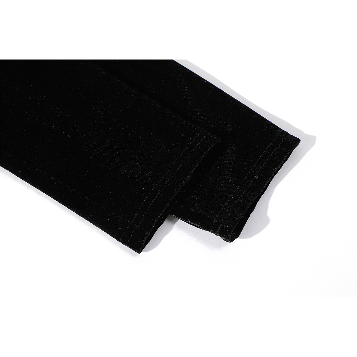 Cholisa payız və qış Yeni il geyimləri üçün mükəmməl olan qara donunda nəcib və zərif bir aura nümayiş etdirir. Don özünəməxsus dizayna malikdir və incə qısadır.