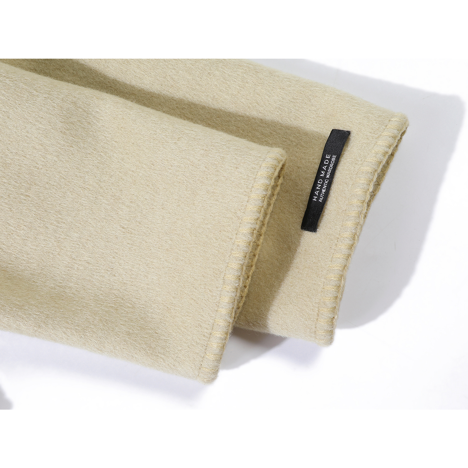 Cholisa-nın qısa, şirin və zərif qış yun paltosu, Chanel-dən ilhamlanmış zərifliyə malikdir.