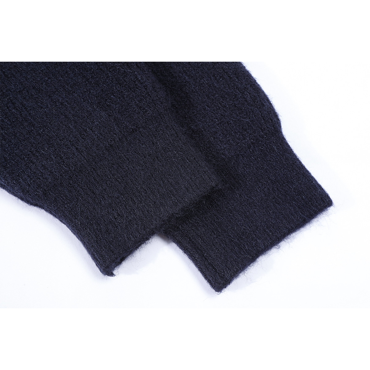 Cholisa boş hırka sviteri, payız və qış üçün şık və unikal trikotaj üst geyimi, rahat və zərif bir ab-hava yaradır.