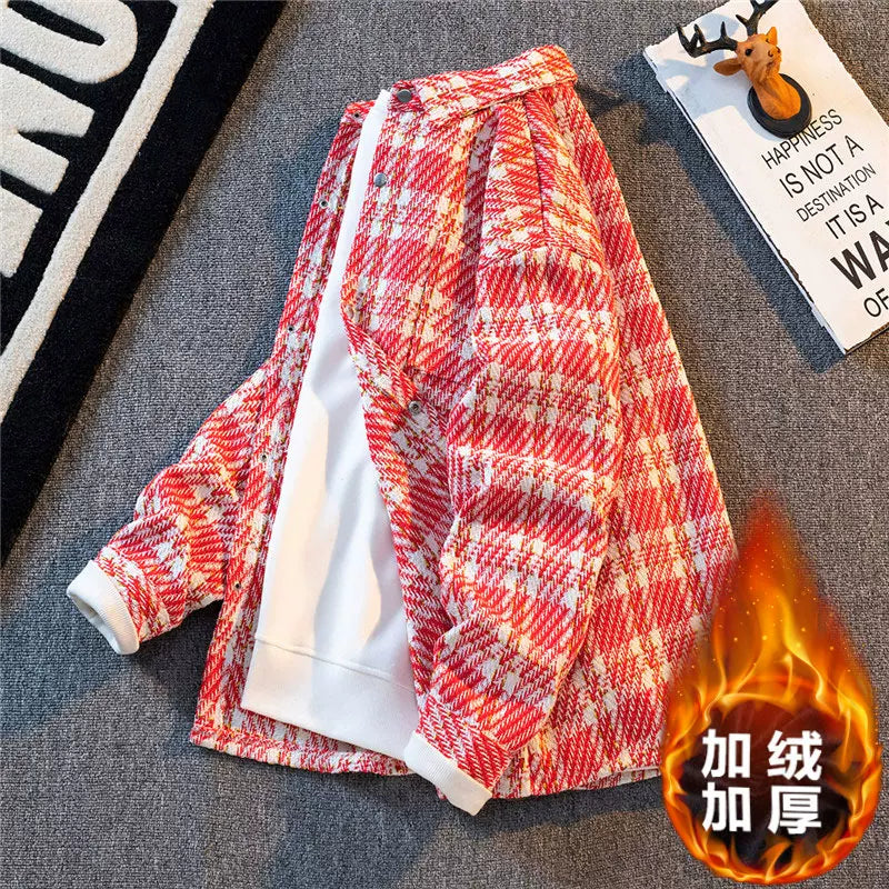 Chanel-dən ilhamlanmış, yaz və payız üçün mükəmməl olan, kişilər üçün qısa, geniş, gündəlik, çox yönlü yun palto. Həmçinin dəbli, yüksək səviyyəli dama-dama köynək daxildir.