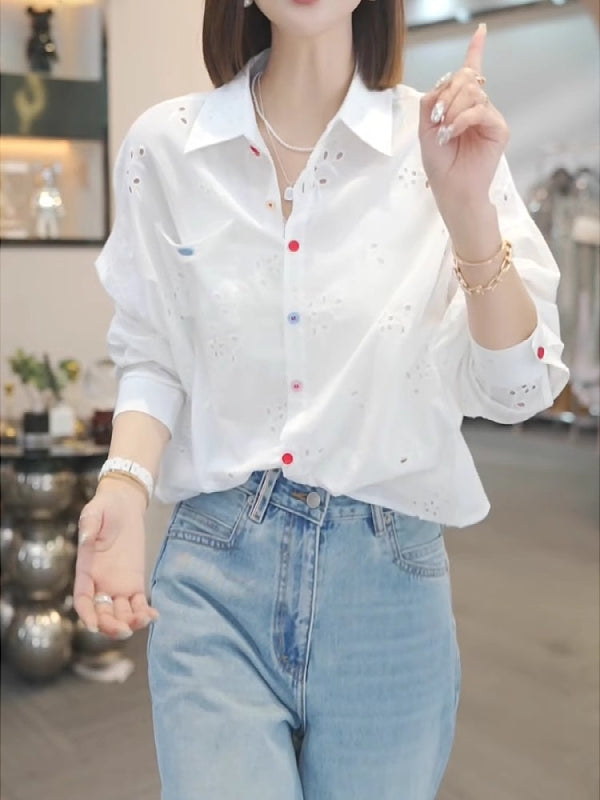 2026-cı ilin yaz/yay mövsümü üçün ideal olan, rəngarəng düymələri olan, böyük ölçülü qadın dəbli yaxalıqlı köynək. Böyük ölçülü qadınlar üçün yüngül, möhkəm tikmə ilə bəzədilmiş uzunqol köynək.