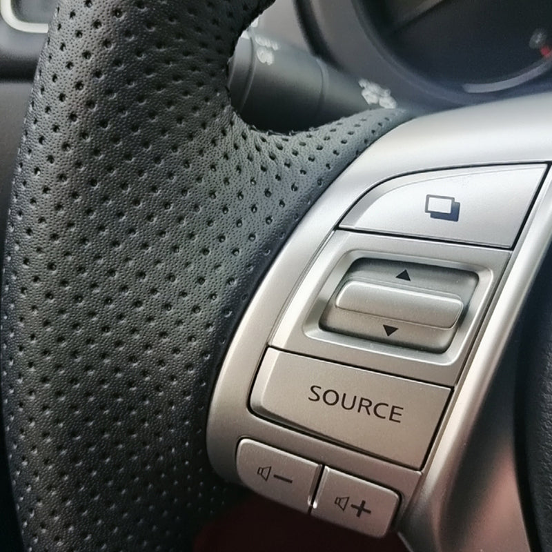 The X-Trail carbon fiber textured hand-stitched steering wheel cover is suitable for Nissan 2014-2016 models, including Terra, Qashqai and Teana.