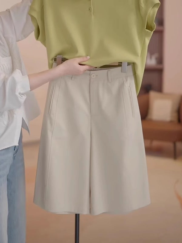 2026-cı ilin yayı üçün mükəmməl olan qadınlar üçün böyük ölçülü, yüksək belli, arıqladan qısa, enli şortlar. Bir az kök qadınlar üçün uyğun olan nazik model, ombaları gizlədir, gənc və gündəlik görünüş yaradır.