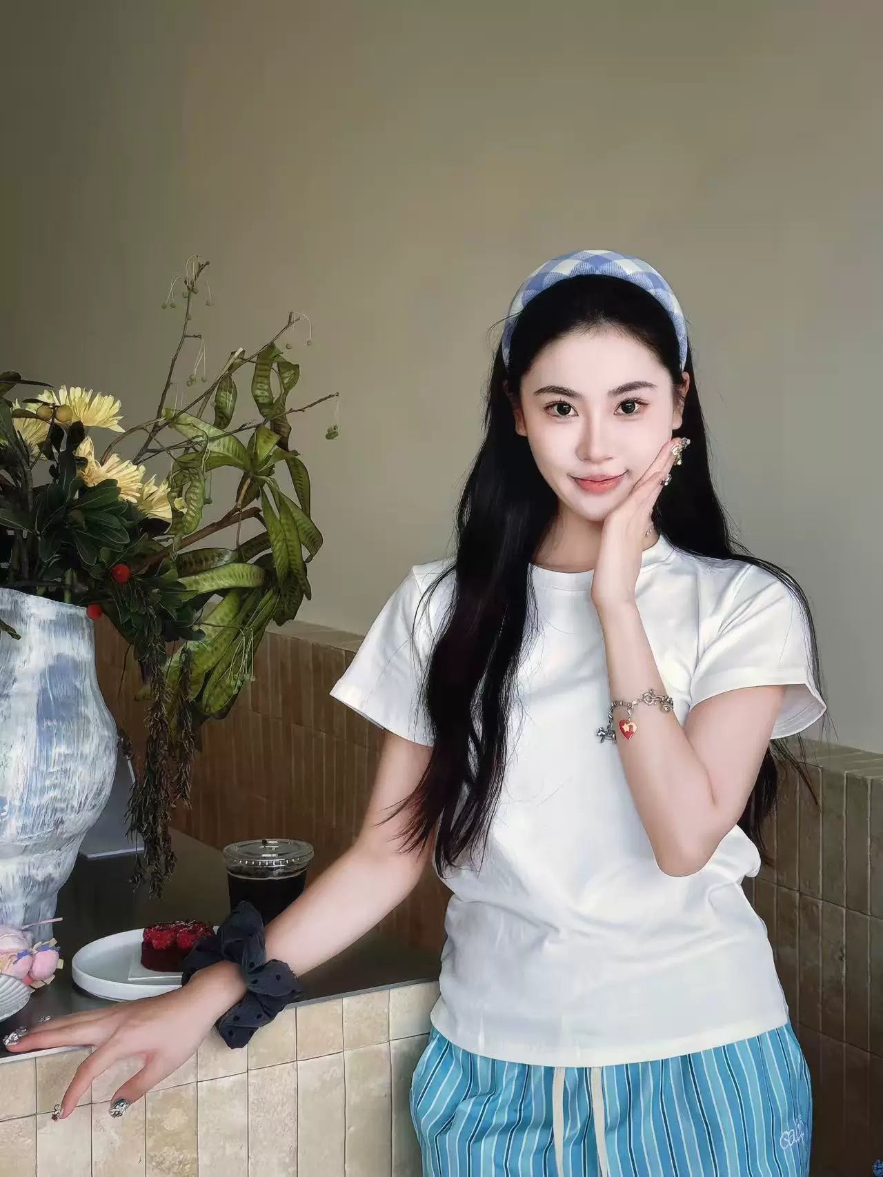 Sağa dönün / Çenin buddan yuxarı vəhşi canlılıq bəbir naxışlı lent rəngli qadın uzunqol köynəyi