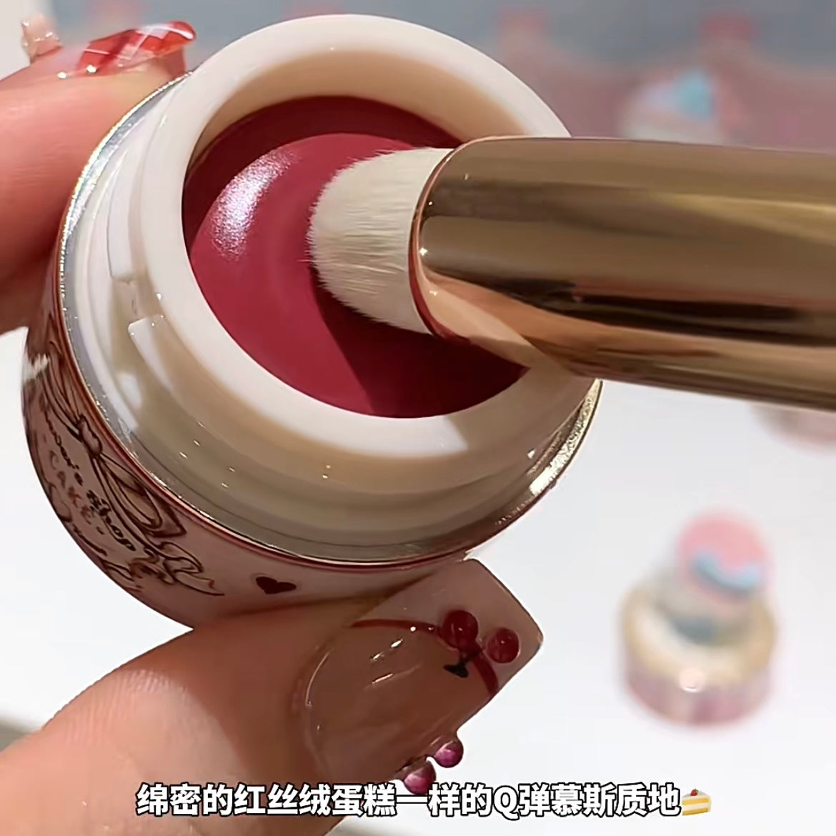 Huazhixiao Naiva Shop-un yeni dodaq boyası və göz kölgəsi, məxmər kimi mat relyefli ənlik, dərini parlaqlaşdıran və gücləndirən məhdud sayda periferik güzgülər.