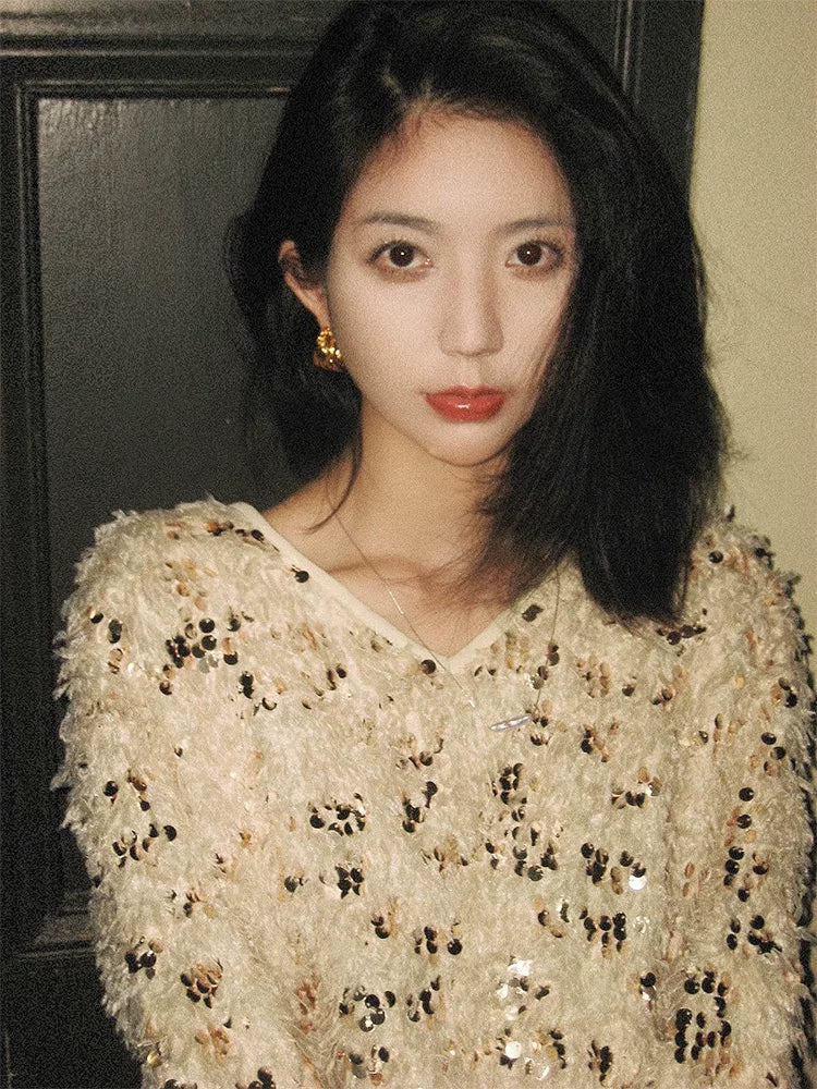 Bu payız/qış dəbli qadınlar üçün V-yaxalı, püsküllü, bəzəkli sviter gözəl, zərif və inanılmaz dərəcədə şirindir.