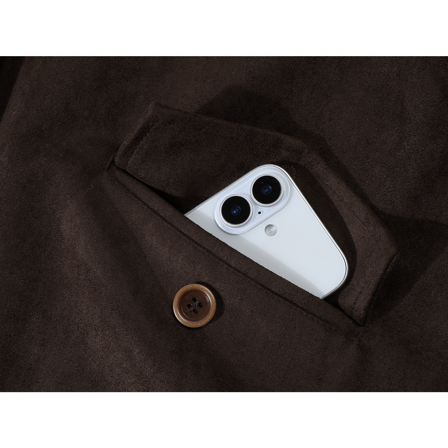 Cholisa-nın qadınlar üçün şık quzu yunundan hazırlanmış yamaqlı qış paltosu çox gözəl, isti və ağ ördək tükündən hazırlanmışdır.