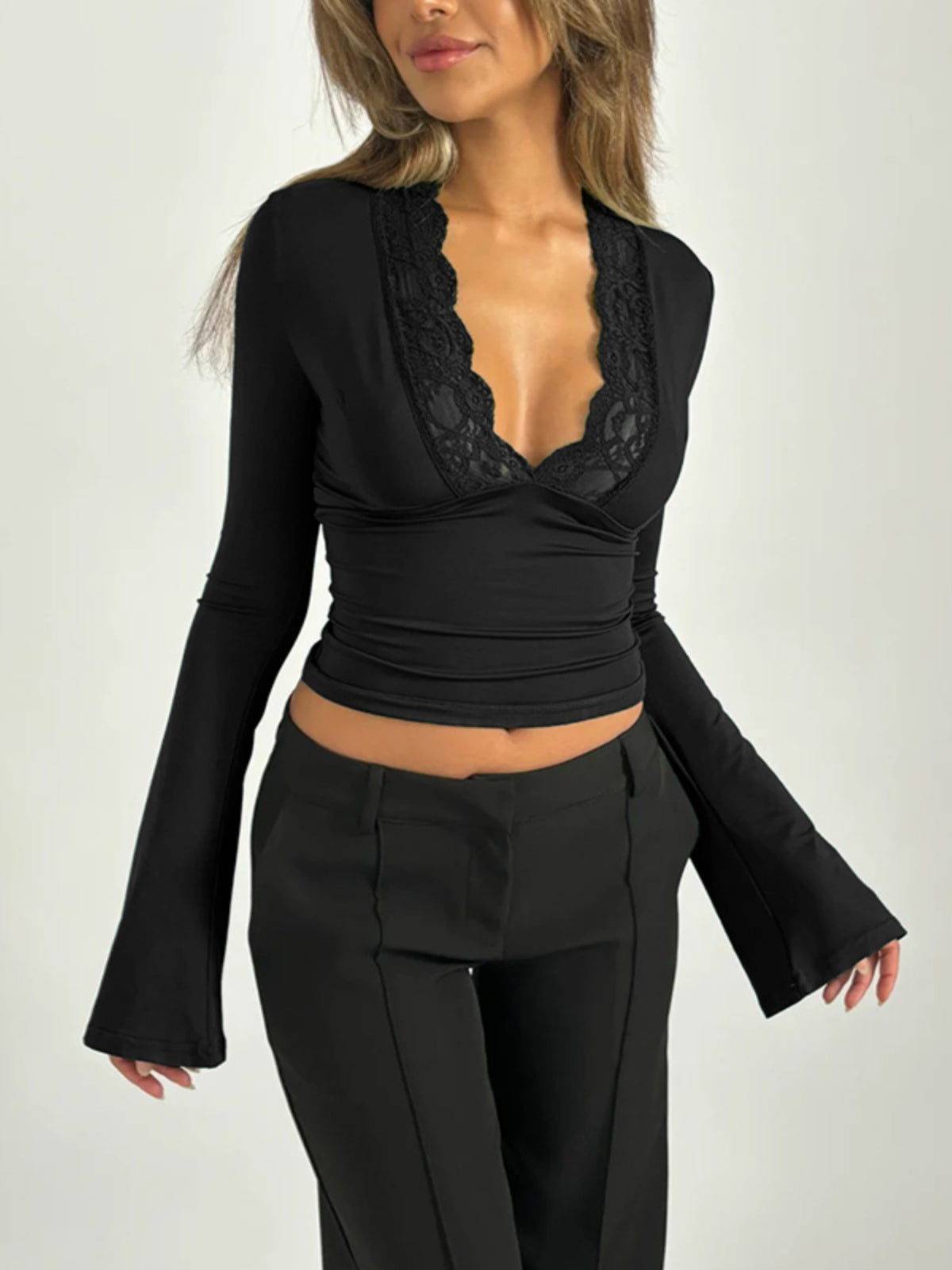 Möhtəşəm, seksual Avropa və Amerika üslubunda, qadınlar üçün krujeva V-yaxalı futbolka, 2025-ci ilin yeni üslubu, belini sıxan uzunqol köynək.