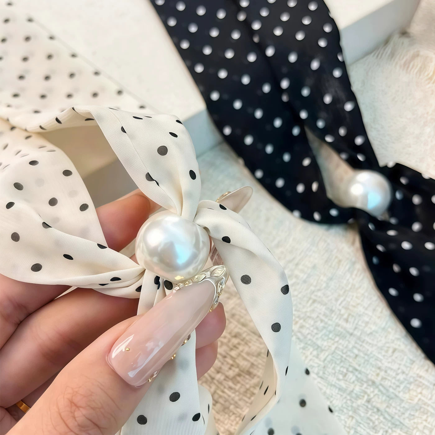 Qadınlar üçün retro polka nöqtəli muncuqlu ipək eşarp 2026 yeni stil boyunlu yüksək səviyyəli atmosfer şərf dəbli və çox yönlü dekorativ yaylıq