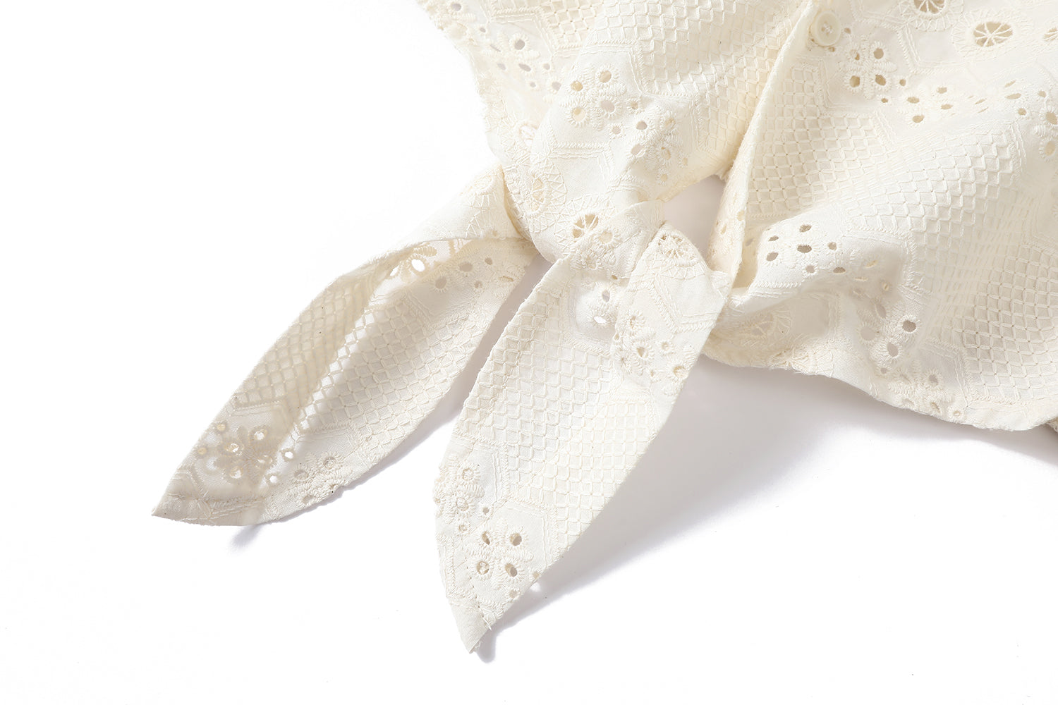 Bu ilin dəbli yeni, şık və gözəl qısaqol köynəklər və bluzlar, fransız üslubunda ilhamlanmış, peri üslubunda zəriflik nümayiş etdirir.