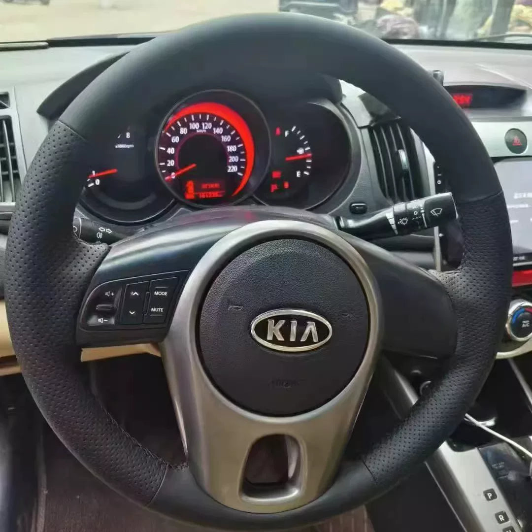 Kia Forte Soul sükan örtüyü, əl ilə tikilmiş orijinal dəri, 2009/2012/2018 model Forte Soul üçün xüsusi sükan örtüyü.