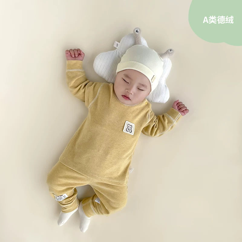 Qış üçün qalınlaşmış flis astarlı, sıx oturan termal alt paltarı, iki hissəli termal üst geyim və şalvarlı körpə geyim dəsti.