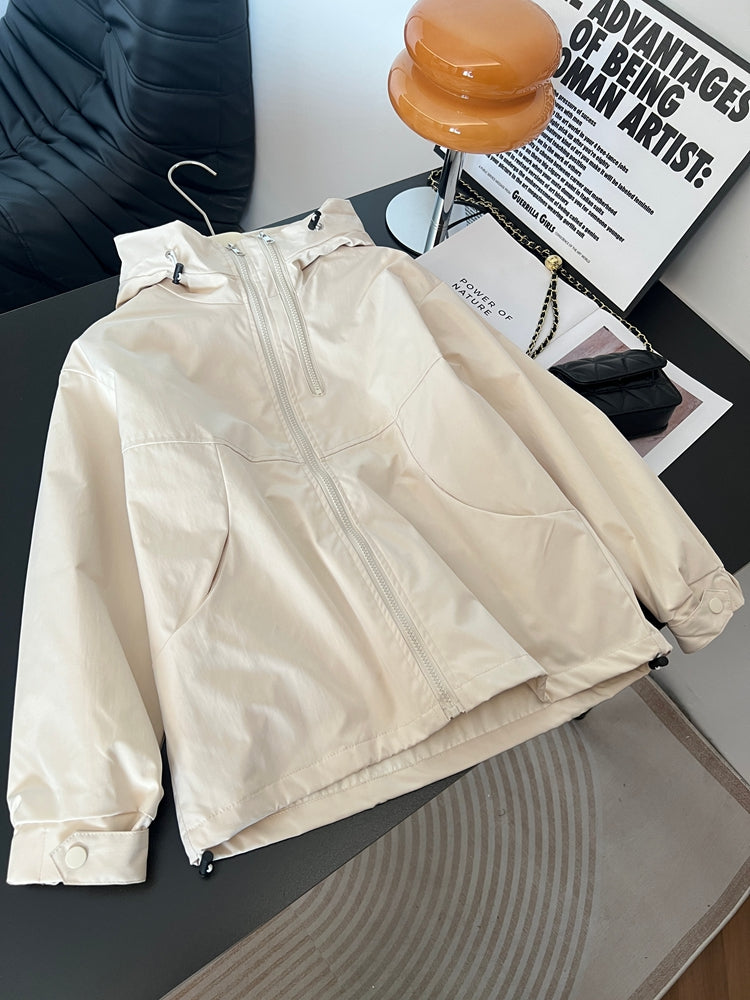 Yüksək keyfiyyətli qadın küləkdən qoruyucu gödəkçə, 2026-cı ilin yaz ayı, böyük ölçüdə, geniş formada, gənc, kapşonlu, şık gödəkçə.