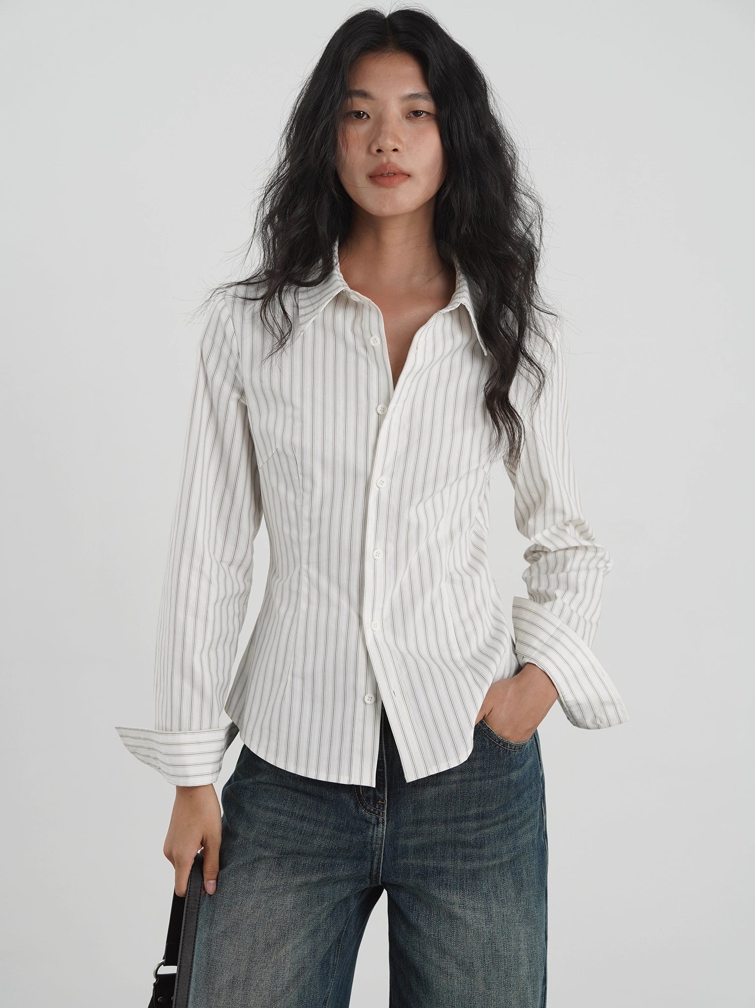 Qadınlar üçün açıq ağ rəngli uzunqol zolaqlı köynək, yeni 2025 payız dizaynı, unikal incə forma, polo yaxalıqlı köynək.