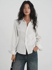 Qadınlar üçün açıq ağ rəngli uzunqol zolaqlı köynək, yeni 2025 payız dizaynı, unikal incə forma, polo yaxalıqlı köynək.