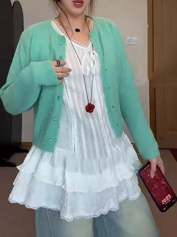 Ağ köynəyin üzərinə qatlanmış, böyük ölçülü, krujeva, çoxmərtəbəli ətəkli qolsuz, yaz üçün don, böyük ölçülü qadınlar üçün idealdır.