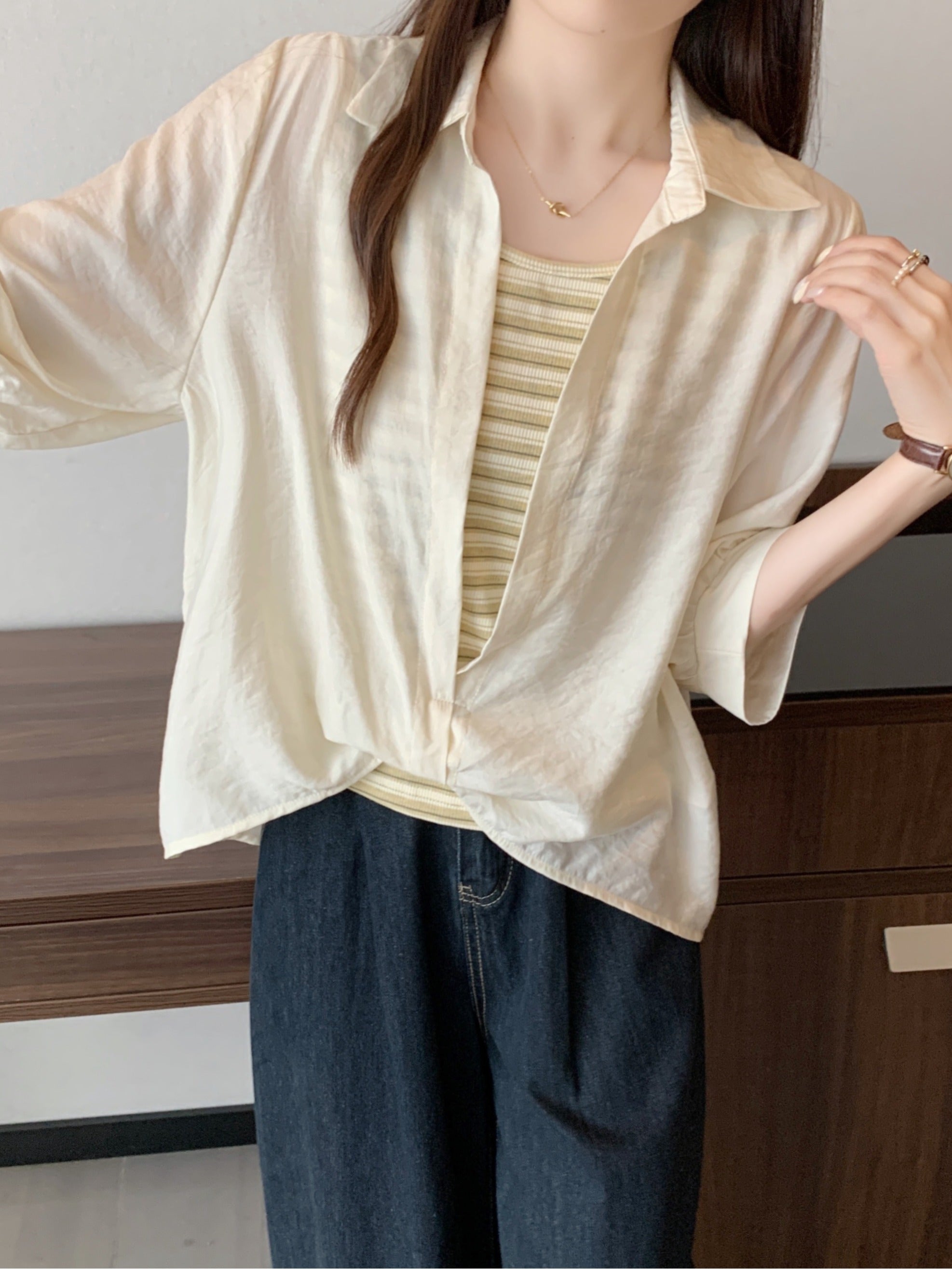 Qadınlar üçün böyük ölçülü dizaynlı, düyünlü süni iki hissəli qısaqol köynək, 2026-cı ilin yayı, geniş formalı, şık və gözəl, dəbli top.