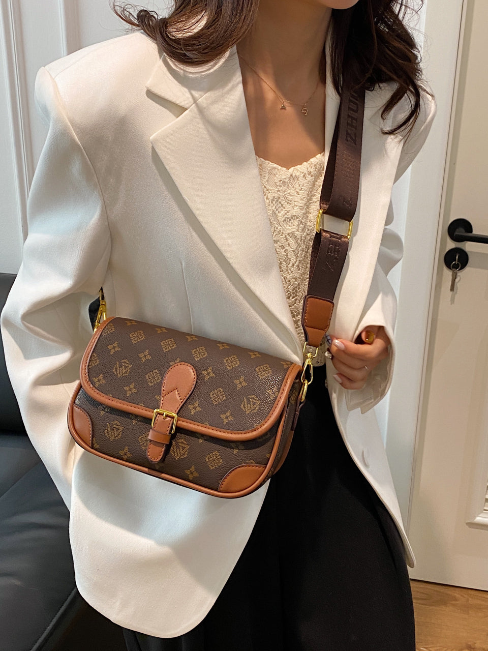 2025 New Wide Shoulder Strap Color Block Bag for Women, Super Popular, Luxury, Niche, High-Cheap, Stylish Shoulder Bag