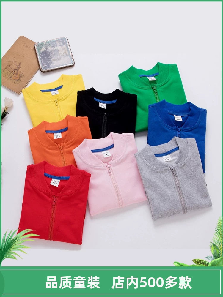 Çəhrayı, boz və mavi kimi düz rənglərdə uşaq kapşonlu şalvarlar, kardiqanlar və şık uşaq geyimləri.