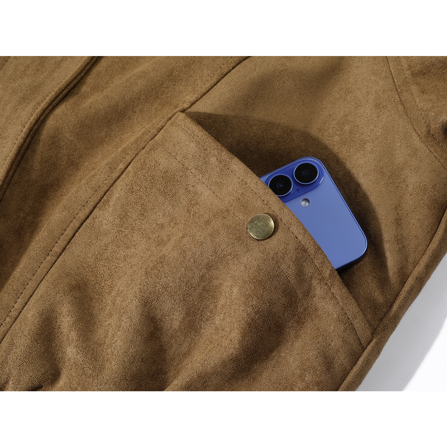 Cholisa-nın bu il dəbli və populyar qadın zamşa pambıq örtüklü paltosu qalın və sırınmış, çox şirindir, yeni qışın əvvəllərində geyilən üst geyimidir.