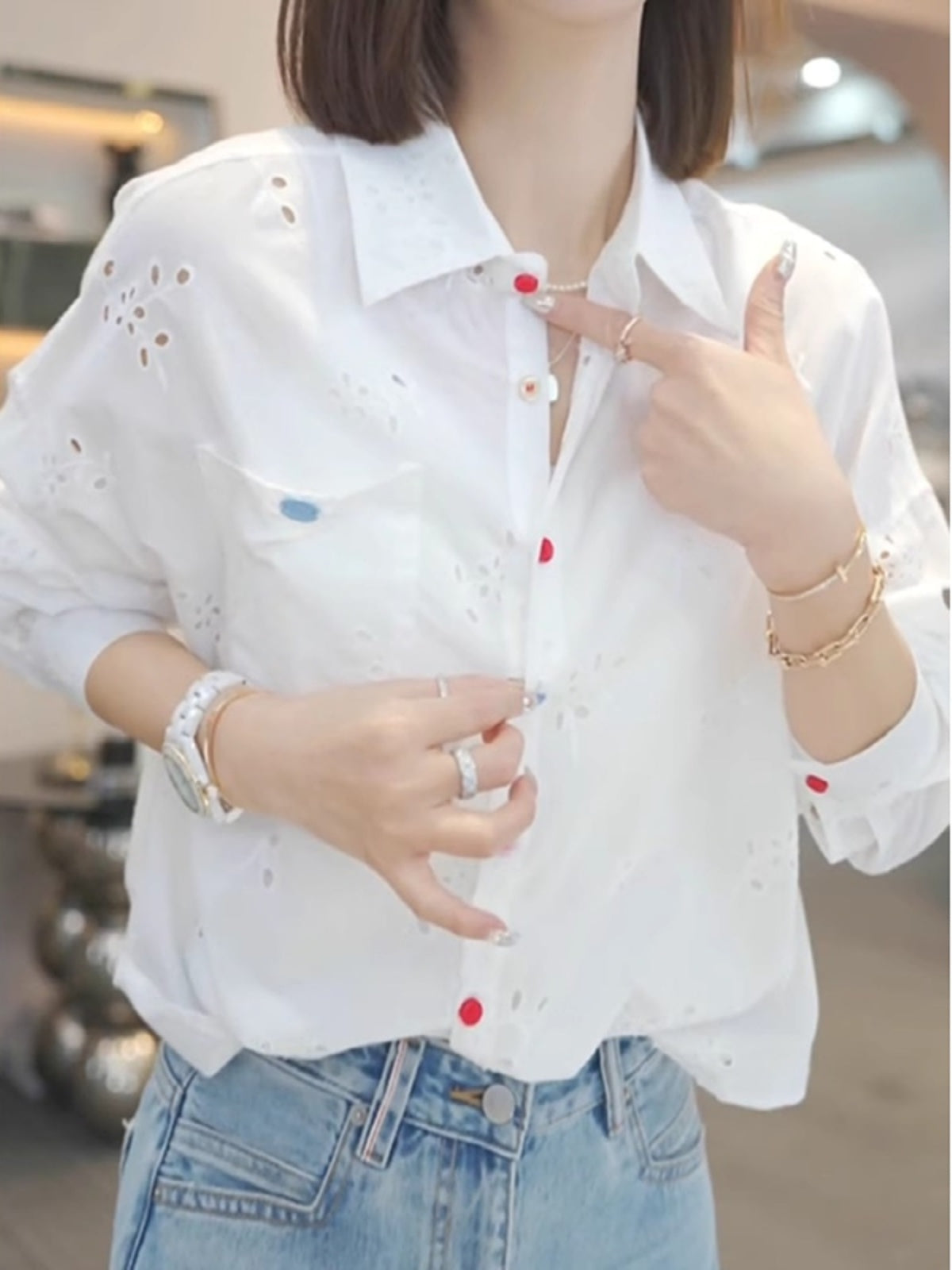 2026-cı ilin yaz/yay mövsümü üçün ideal olan, rəngarəng düymələri olan, böyük ölçülü qadın dəbli yaxalıqlı köynək. Böyük ölçülü qadınlar üçün yüngül, möhkəm tikmə ilə bəzədilmiş uzunqol köynək.