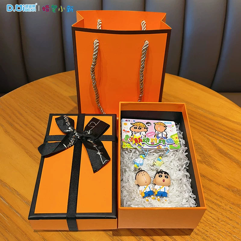 Orijinal Crayon Shin-chan Kiçik Burun Tutucu Telefon Zənciri 2025 Yeni Stil Qulaqlıq Avtomobil Açar Zənciri Sırt Çantası Kulon Açar Zənciri