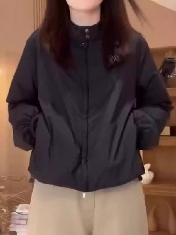 Qara rəngli, ayaq üstə duran yaxalıqlı, yüngül pambıq palto, 2026 payız/qış yeni dəbdə, böyük ölçüdə, boş gündəlik qısa top.