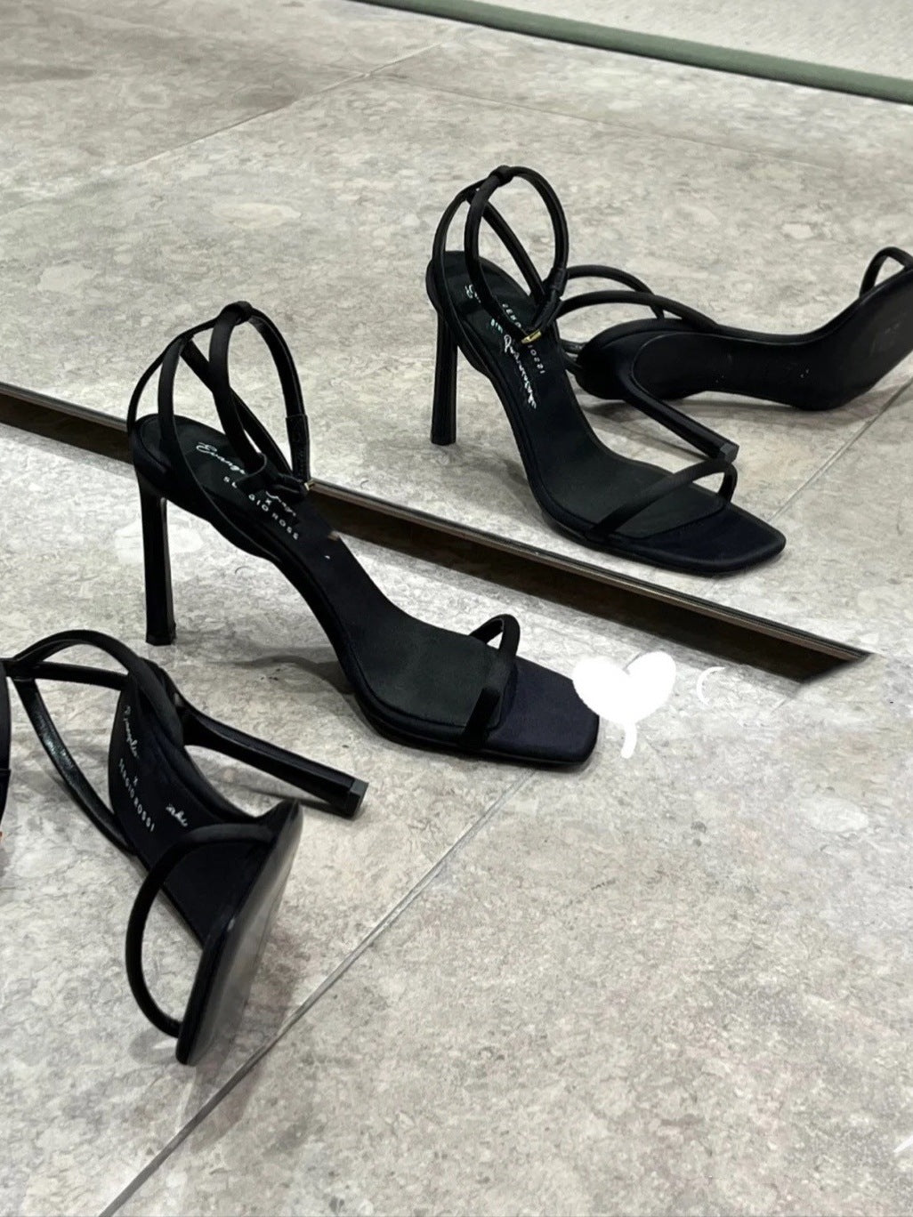 Yeni, seksual, kvadrat burunlu hündürdaban ayaqqabılar, qadın tək qayışlı zərif stiletto sandaletləri.