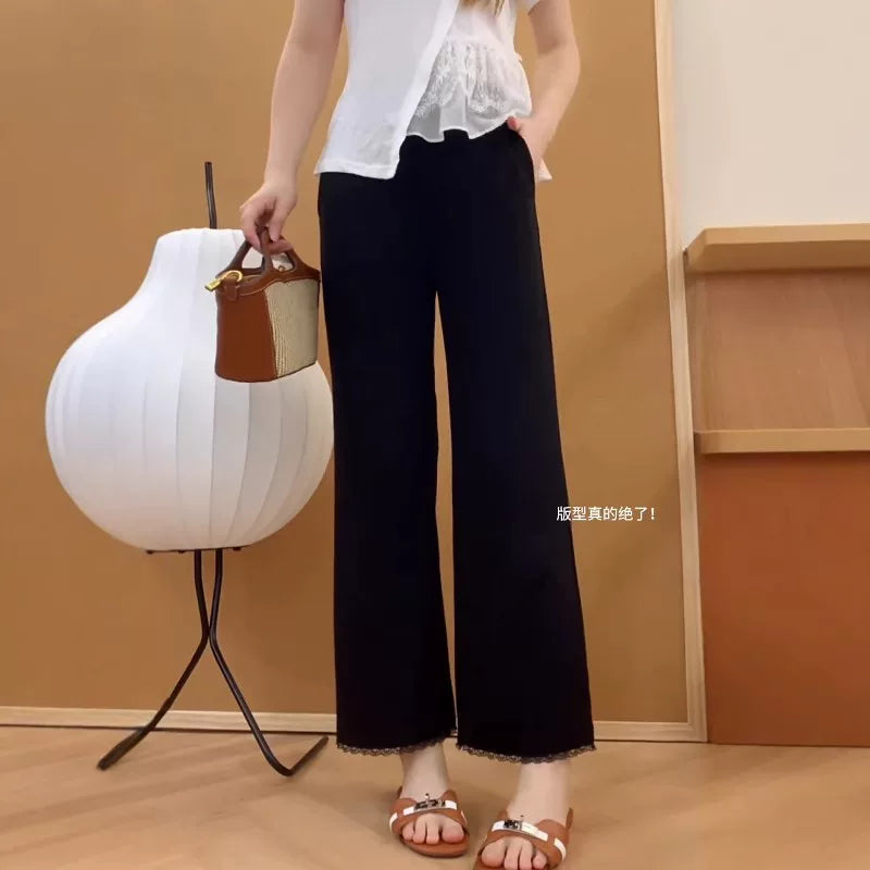 Böyük ölçülü qadın üçün elastik, dəbli, krujeva ilə işlənmiş qısa düz şalvar, yay üçün idealdır, arıqlamaq və kalçanı örtmək üçün idealdır, gündəlik stil.