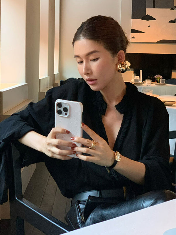 Qadınlar üçün fransız üslubunda dizaynlı, qırışlı haşiyəli, V-yaxalı, qara uzunqol köynək, payız üslubunda, zərif, dəbdəbəli, gənc və şık.