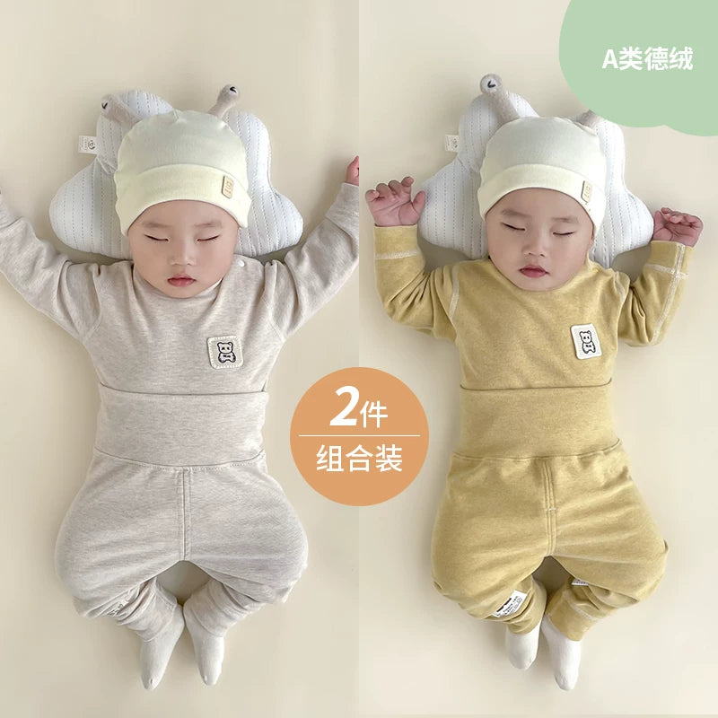 Qış üçün qalınlaşmış flis astarlı, sıx oturan termal alt paltarı, iki hissəli termal üst geyim və şalvarlı körpə geyim dəsti.