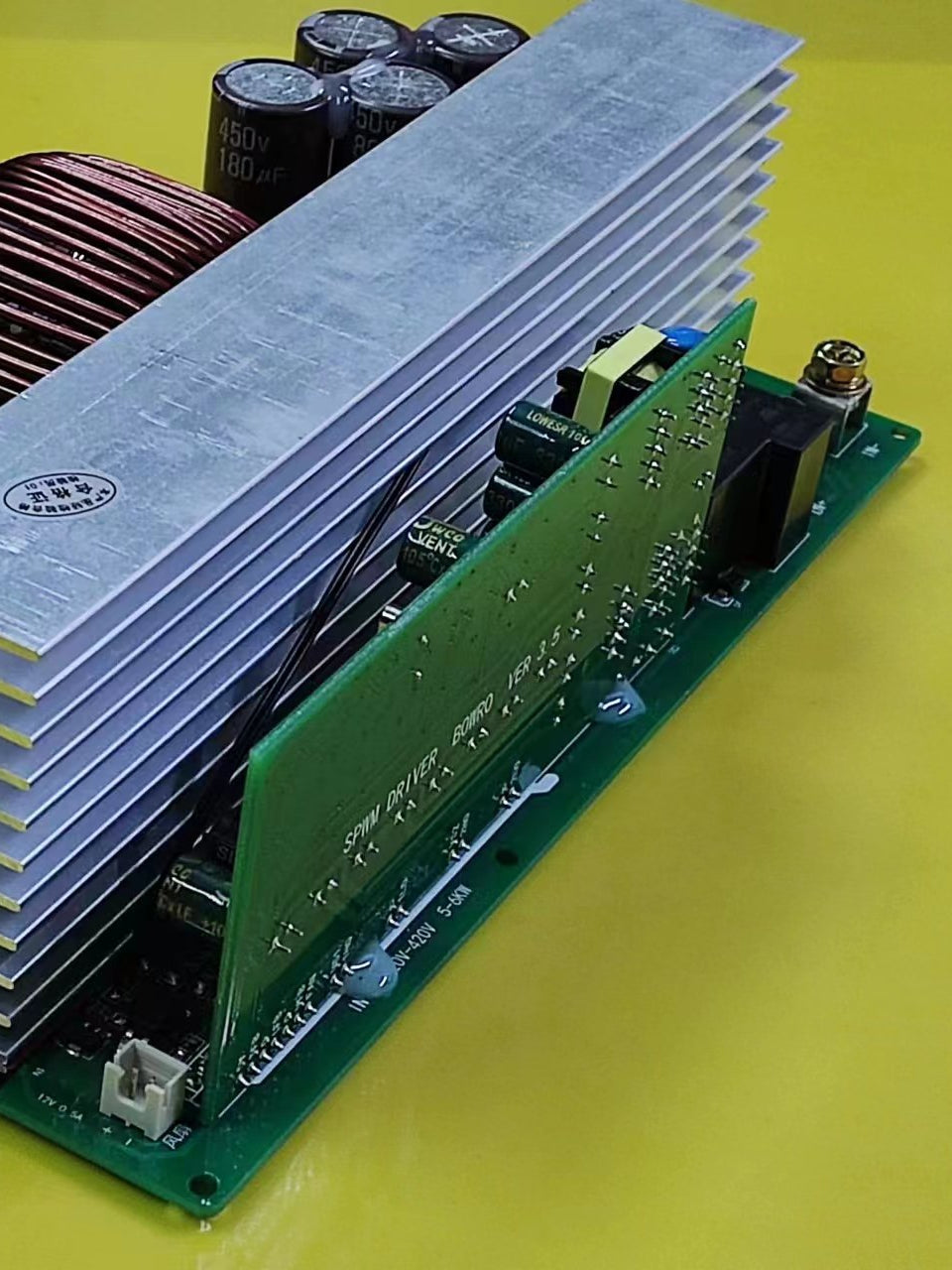 4KW inverter çıxışı, əvvəlcədən doldurulan yüksək gərginlikli yüksək güclü yeni enerjili elektrikli nəqliyyat vasitəsinin şarj yığını enerji təchizatı ilə 5KW sinus dalğası
