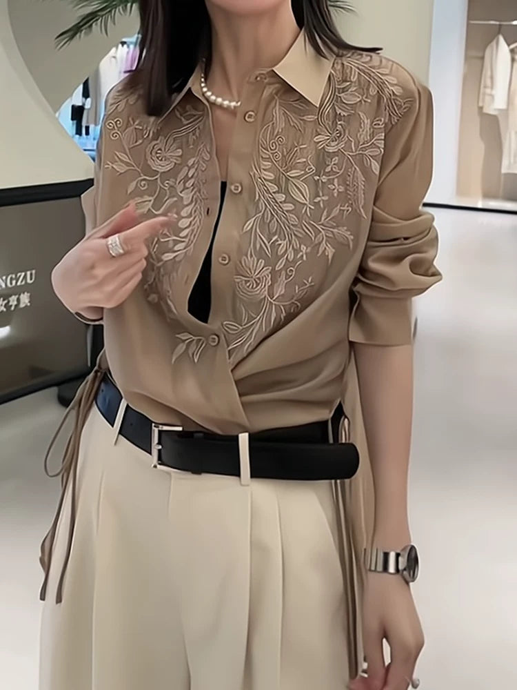 Yüksək keyfiyyətli, düz rəngli naxışlı, bir az şəffaf, çiçəkli, boş uzunqol köynək, yay üslubunda, aşağıya doğru açılan yaxalıqlı, ipli, tək sinəli, dəbli qadın köynəyi.