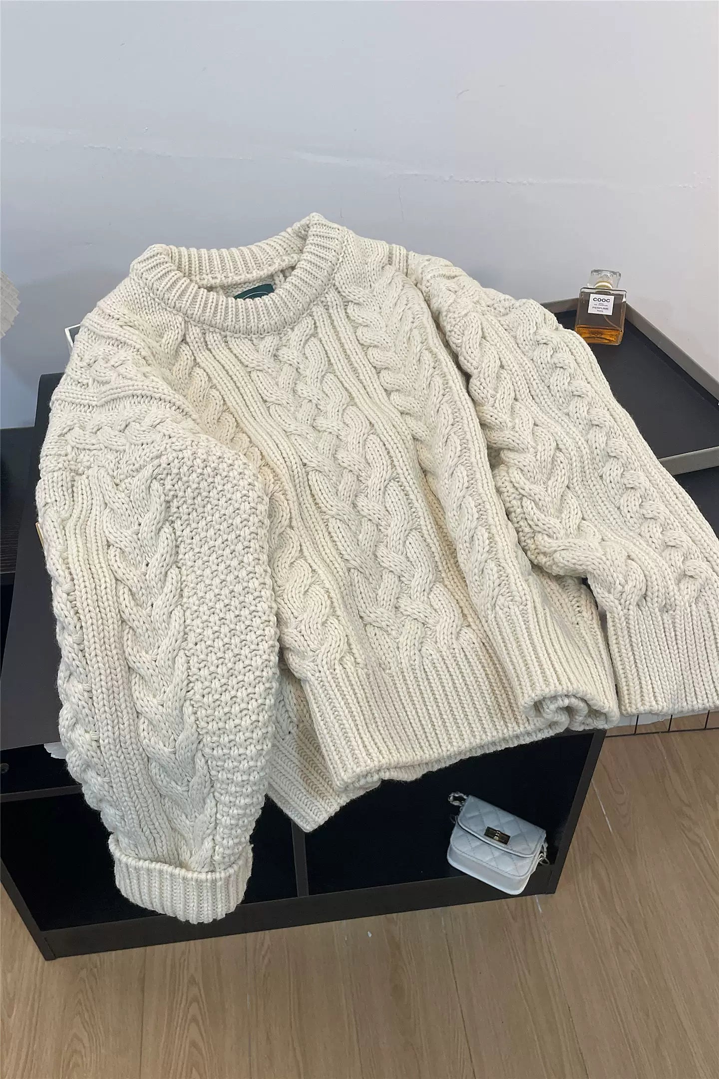 Koreya Dongdaemun qadın üçün ağ rəngli, kabel toxunmuş qalın sviter, payız və qış üst geyimi, qalın, geniş və rahat model.