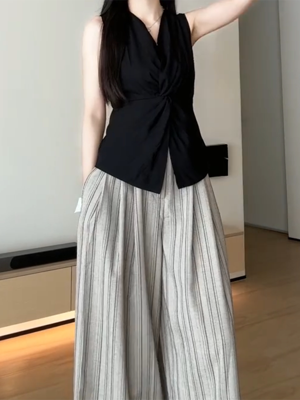 Qadınlar üçün böyük ölçülü qara V-yaxalı qolsuz köynək, 2026-cı ilin yayı üçün yeni model, dizayna uyğun bel hissəli, incəldən köynək.