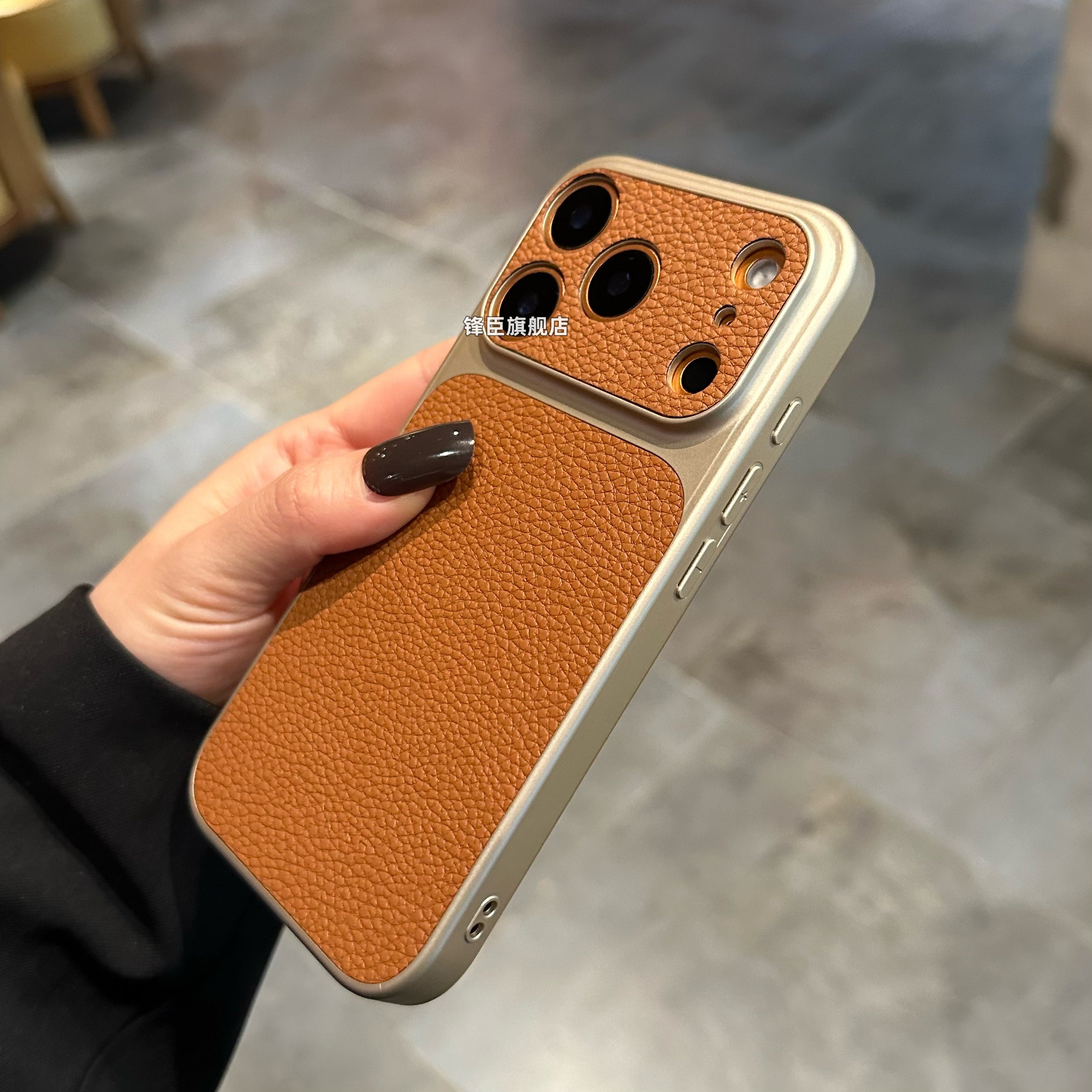 Yüksək səviyyəli şampan narıncı tikişli kontrastlı dəri naxışı iPhone17promax cib telefonu üçün uyğun yeni yaradıcı niş Apple 16promax ikinci genişləndirmə pəncərəsi 15 incə deşik hər şey daxil 14 moda